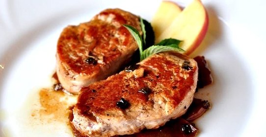Свиная вырезка с яблоками и корицей