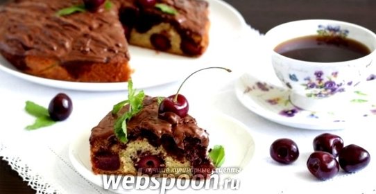 Нежный пирог с черешней и клубникой