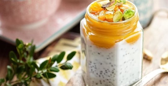 Завтрак в банке из чиа-пудинга, мангового пюре, апельсиновых цукатов и фисташек