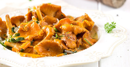 Лисички с луком и зеленью