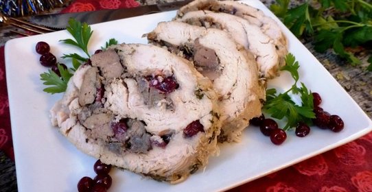 Рулет из индейки с куриной печенью, тимьяном и айвой
