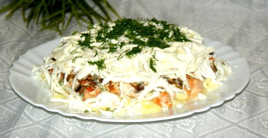 Салат из курицы грибов и сыра с домашней заправкой