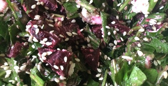 Салат из свеклы и листьев одуванчика