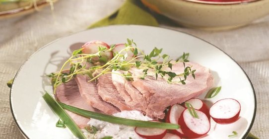 Холодная свинина с заправкой из редиса