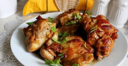 Жареное куриное филе в медово-соевом маринаде с оливками