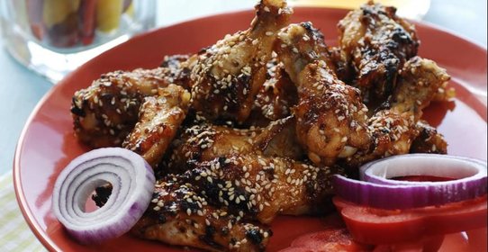 Куриные крылышки в апельсиновой глазури и кунжуте