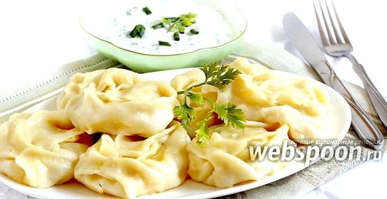 Манты с курицей и овощами на сковороде