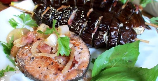 Рулетики из симы с беконом и гарнир из баклажанов с беконом