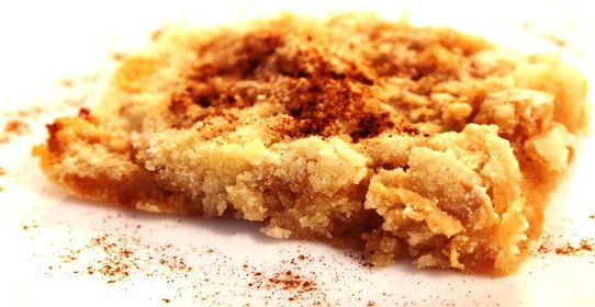 Слоеный сыпучий пирог с яблоками