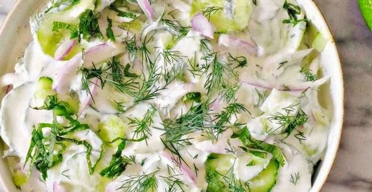Огуречный салат с йогуртовой заправкой