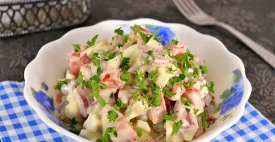 Салат с копченой колбасой и консервированным горошком