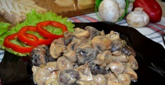 Куриные сердечки с шампиньонами в сметане