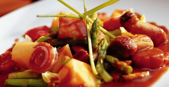 Салат из спаржи с хамоном и дыней канталуп