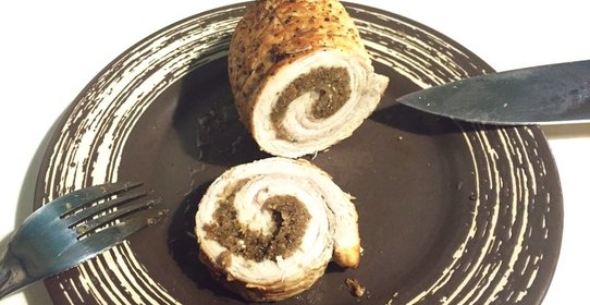 Рулет из свинины с пикантной начинкой