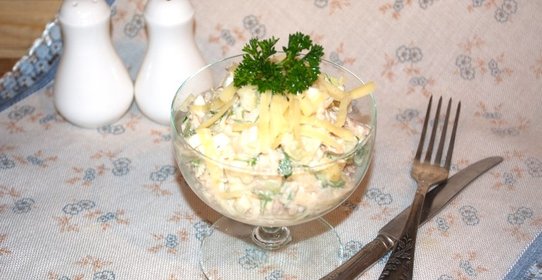 Салат с тунцом, рисом и сыром