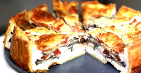 Пирог с баклажанами, базиликом и моцареллой