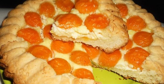 Песочный пирог с творогом и абрикосами