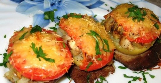 Свинина, запеченная с грибами помидорами и сыром