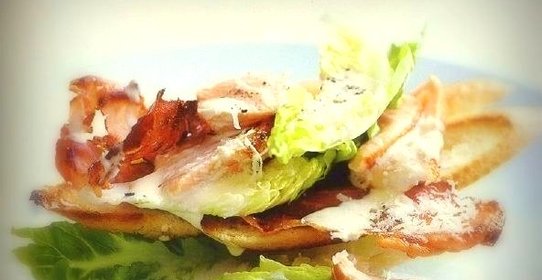 Салат Цезарь с ветчиной