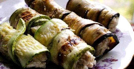 Нежные рулетики с моцареллой из баклажана и цукини