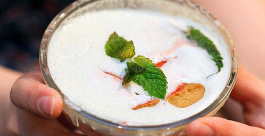 Парфе из клубники с имбирным печеньем и фреш-кремом