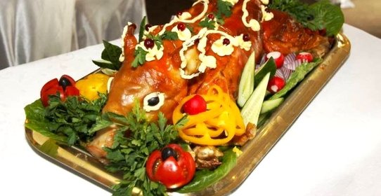 Запеченный молочный поросенок