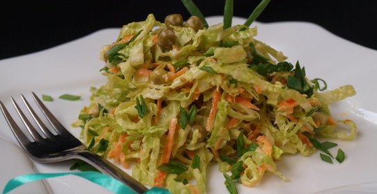 Салат из савойской капусты с горошком и морковью