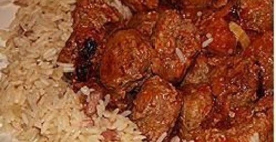 Фрикадельки в томате с ароматным рисом