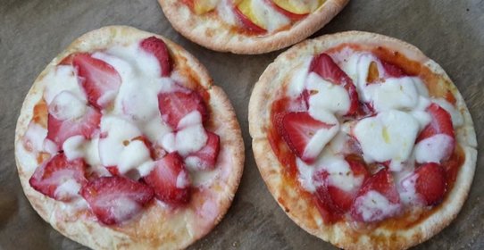 Пицца с клубникой на пите
