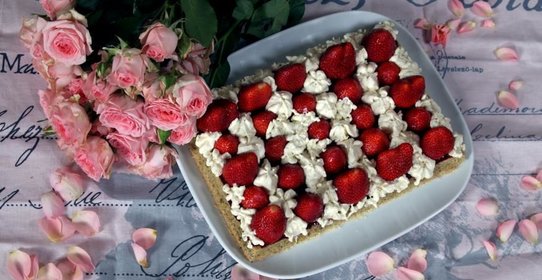 Фисташковый пирог с клубникой и малиной