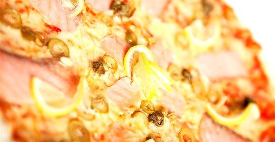 Пицца с копченым лососем и укропным кремом