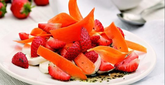 Салат из моркови, клубники и моццареллы