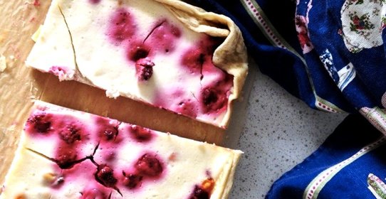 Сладкий сметанный пирог с ягодами