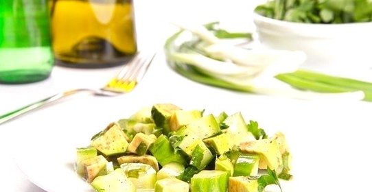 Салат с авокадо и огурцом