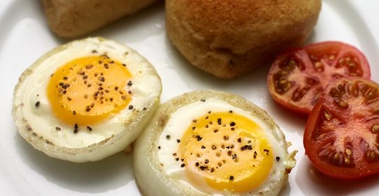 Яйца в луковых кольцах