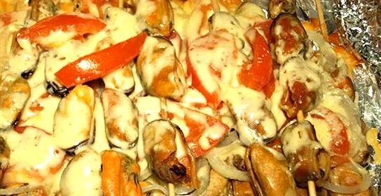 Мидии, запеченные с помидорами, сыром и луком