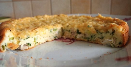 Пирог с зеленым луком, курицей и сырной корочкой