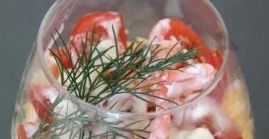 Порционный салат в креманках сыр яйца креветки помидоры