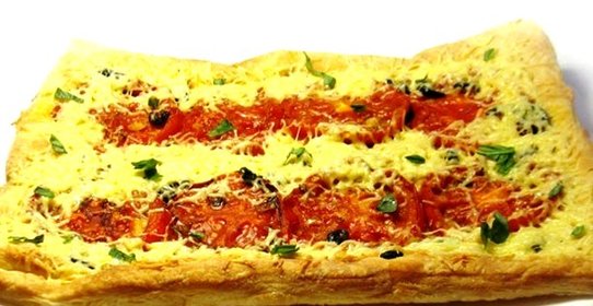 Пирог с жареными помидорами и маслинами