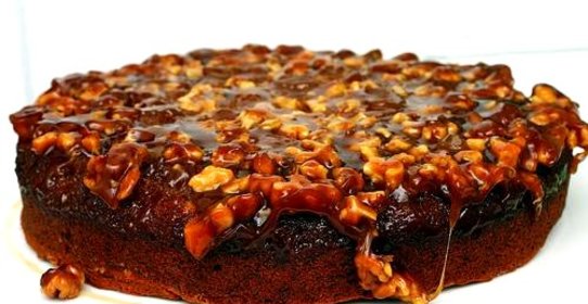 Перевернутый банановый пирог с ореховой карамелью