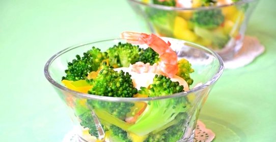 Салат с креветками и брокколи