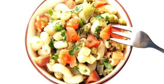 Салат с фисташками, лососем и креветками