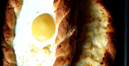 Хачапури по‑аджарски с сыром сулугуни и яйцом