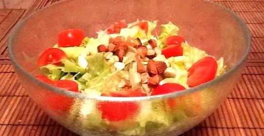 Легкий салат с черри и орехами