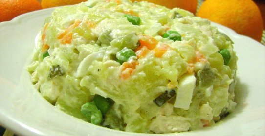 Оливье с курицей и горошком