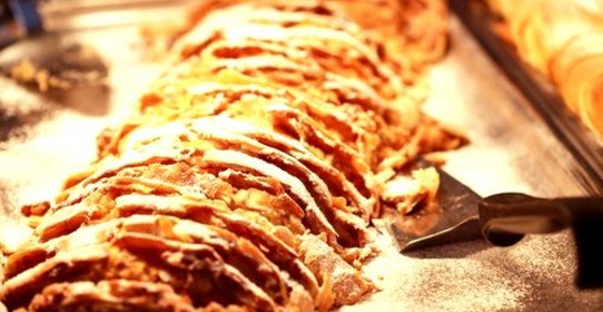 Нежный абрикосовый штрудель