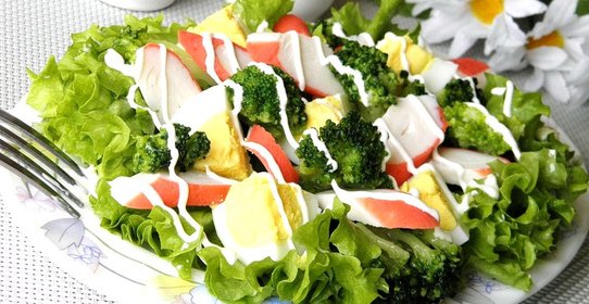 Салат с брокколи и крабовыми палочками