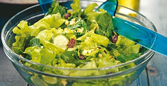 Зеленый салат с орехами и изюмом