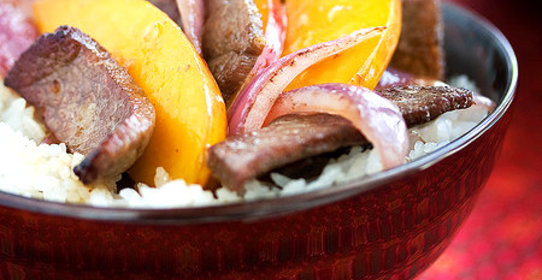 Говядина с нектаринами