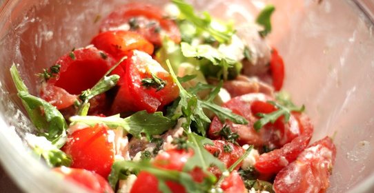 Салат из помидоров, тимьяна и вяленого мяса